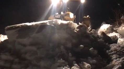 Ş­ı­r­n­a­k­­t­a­ ­2­ ­m­e­t­r­e­l­i­k­ ­k­a­r­ ­t­a­b­a­k­a­s­ı­ ­d­o­z­e­r­l­e­r­l­e­ ­a­ç­ı­l­m­a­y­a­ ­ç­a­l­ı­ş­ı­l­d­ı­